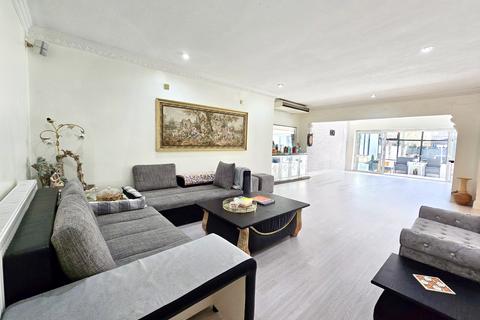 undefined, Jersey Road, Hounslow, Greater London, TW5