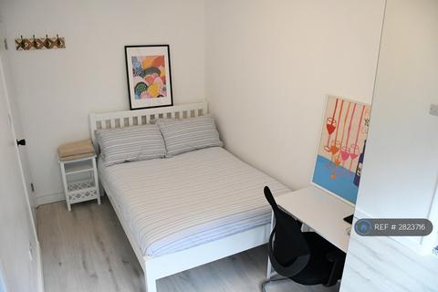 1 bedroom in a house share to rent, Union Drive, London, E1