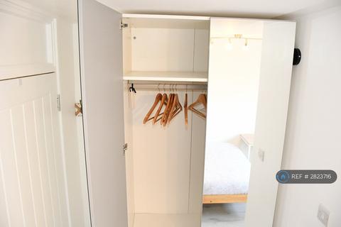 1 bedroom in a house share to rent, Union Drive, London, E1