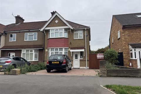 3 bedroom end of terrace house to rent, Wimborne Avenue, Hayes