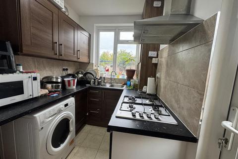 3 bedroom end of terrace house to rent, Wimborne Avenue, Hayes