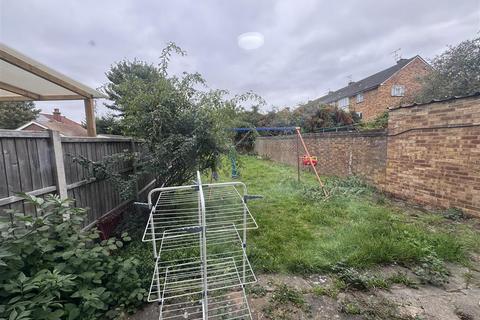 3 bedroom end of terrace house to rent, Wimborne Avenue, Hayes