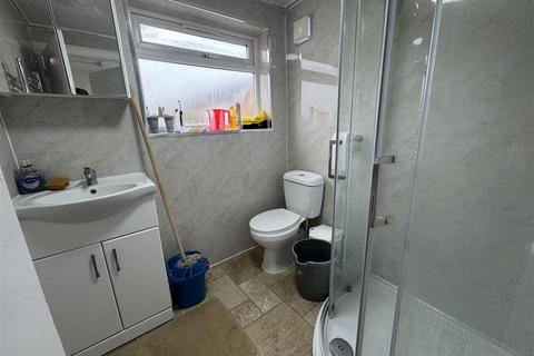 3 bedroom end of terrace house to rent, Wimborne Avenue, Hayes