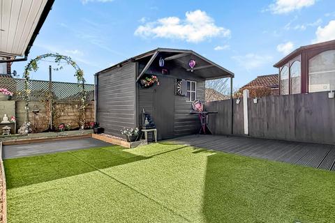 4 bedroom semi-detached house for sale, Meadow Park Crescent, Stanningley, Pudsey