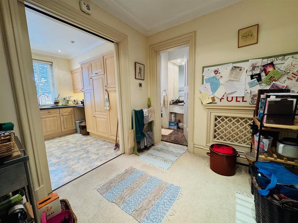 Dining room: