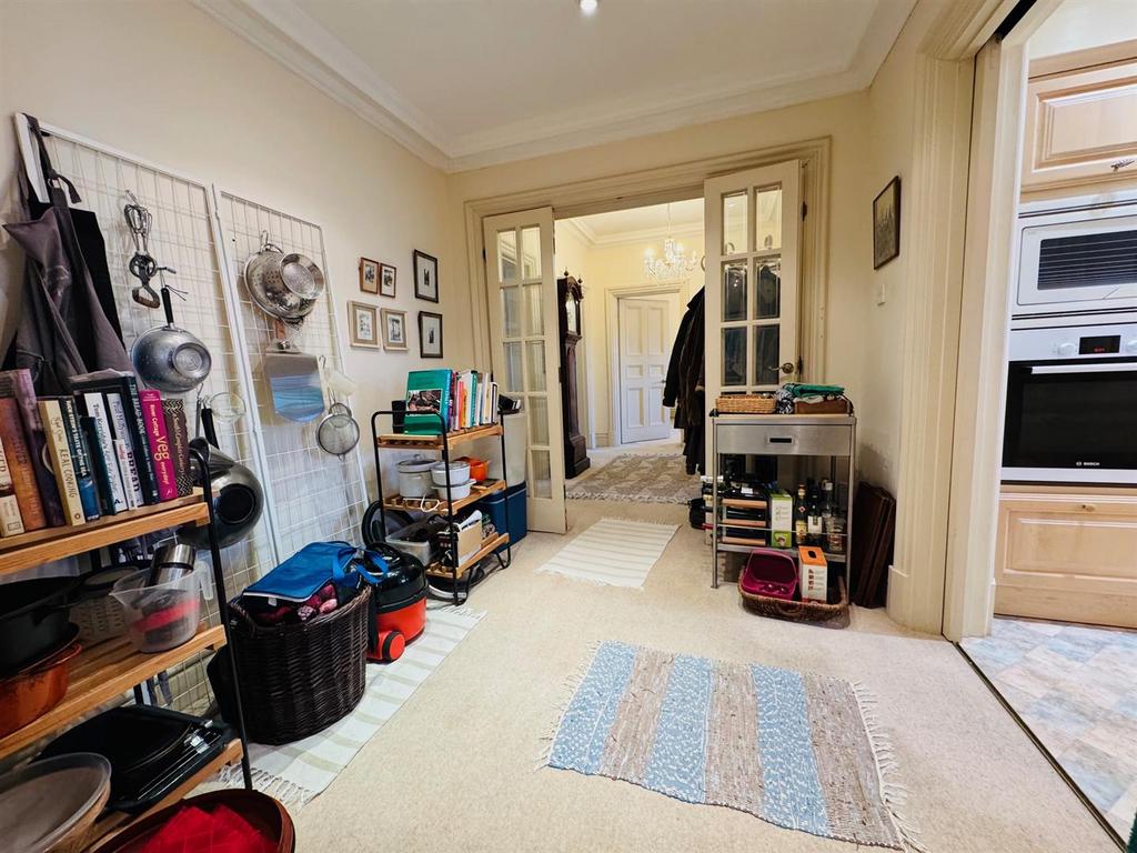 Dining room: