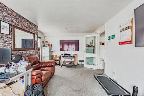 2 bedroom maisonette for sale, Wycliffe Court, Crawley