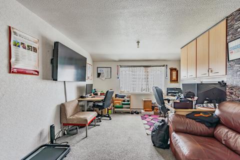 2 bedroom maisonette for sale, Wycliffe Court, Crawley