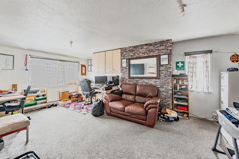 2 bedroom maisonette for sale, Wycliffe Court, Crawley