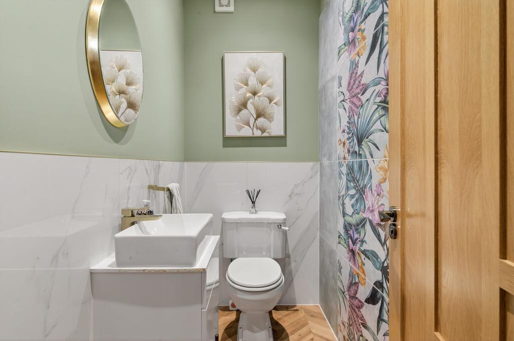 Secondary cloakroom