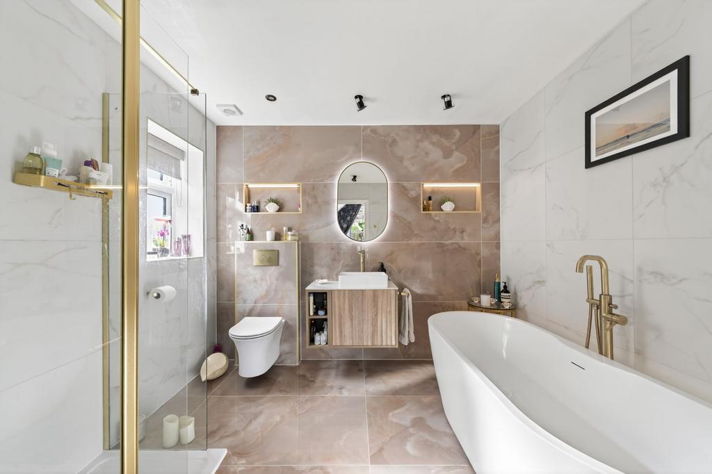 En suite bedroom one
