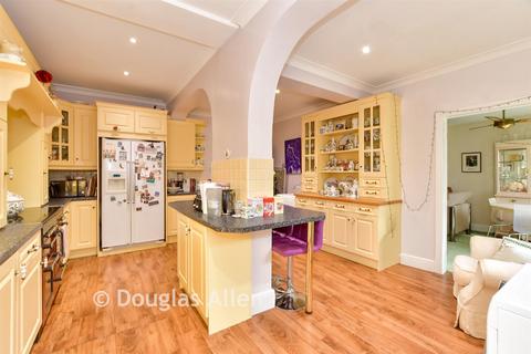 4 bedroom semi-detached house for sale, Glenthorne Gardens, Barkingside, Ilford, Essex