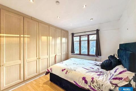 4 bedroom terraced house to rent, Axholme Avenue, Edgware