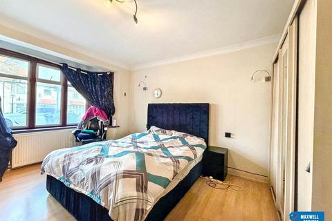 4 bedroom terraced house to rent, Axholme Avenue, Edgware