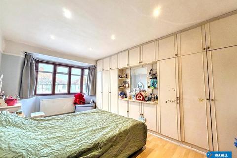 4 bedroom terraced house to rent, Axholme Avenue, Edgware