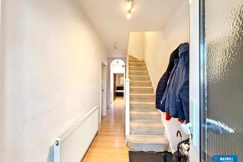 4 bedroom terraced house to rent, Axholme Avenue, Edgware