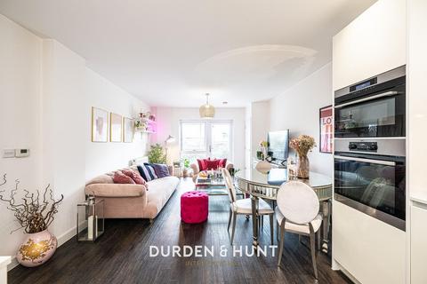 1 bedroom apartment for sale, Gubbins Lane, Harold Wood, RM3