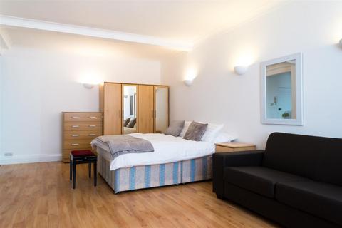 Studio to rent, Fursecroft, Marylebone, W1H