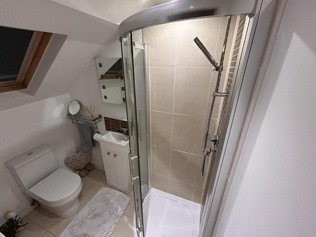 Loft en-suite.jpg