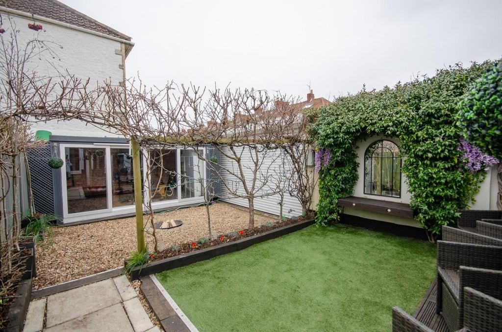 Rear garden pic 2.jpg