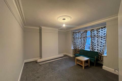 3 bedroom semi-detached house to rent, Ranelagh Road, Southall