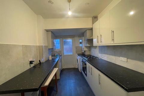 3 bedroom semi-detached house to rent, Ranelagh Road, Southall