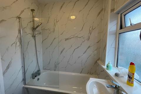 3 bedroom semi-detached house to rent, Ranelagh Road, Southall