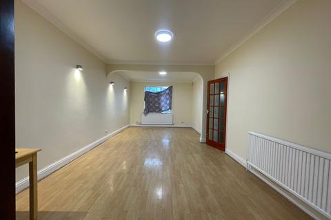 4 bedroom semi-detached house to rent, Court Way, London W3