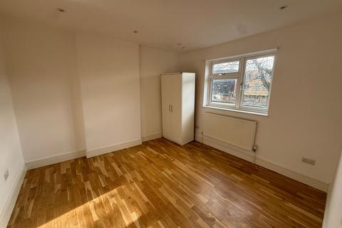 1 bedroom in a house share to rent, Woodmansterne Road, London SW16