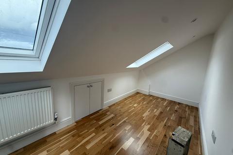 1 bedroom in a house share to rent, Woodmansterne Road, London SW16