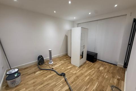 1 bedroom in a house share to rent, Woodmansterne Road, London SW16