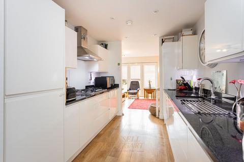 4 bedroom terraced house for sale, Canalside, Redhill RH1