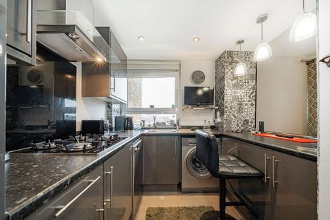 1 bedroom flat to rent, Grenside Road, Weybridge KT13