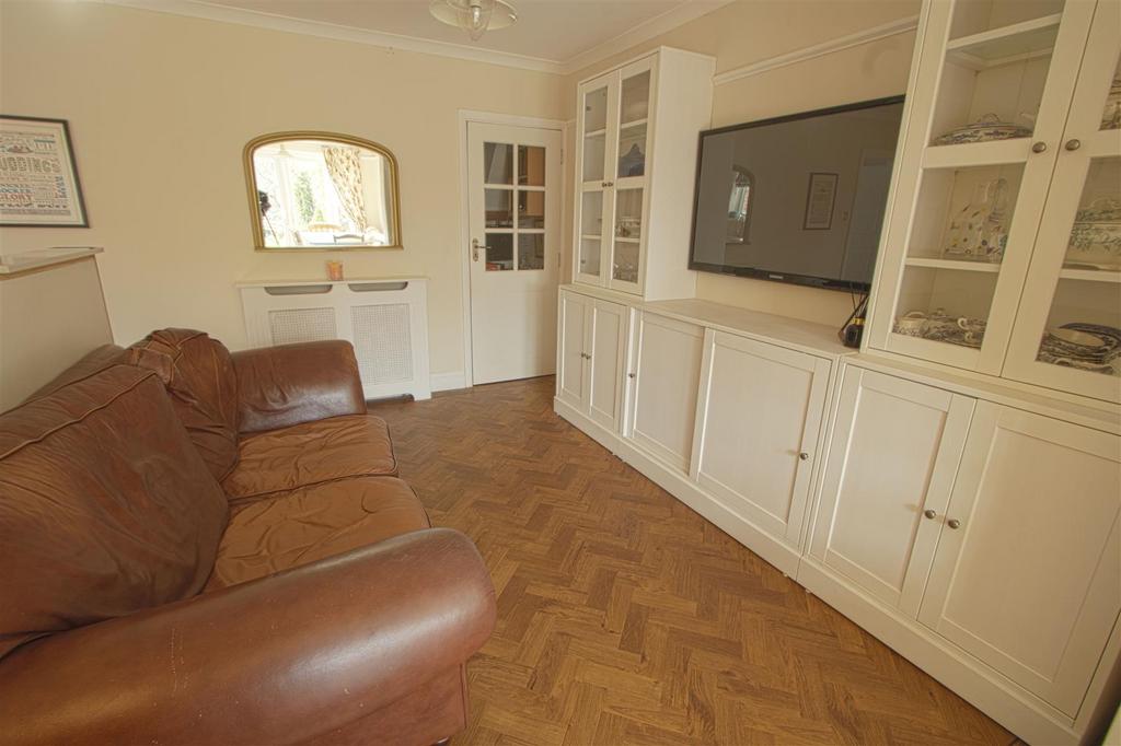 FAMILY ROOM.jpg