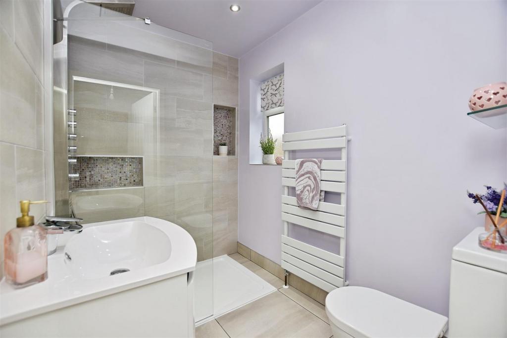 Shower/Bathroom