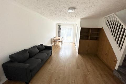 3 bedroom terraced house to rent, Ratcliffe Close, Uxbridge