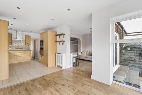 4 bedroom semi-detached bungalow to rent, Links Way, Croxley WD3