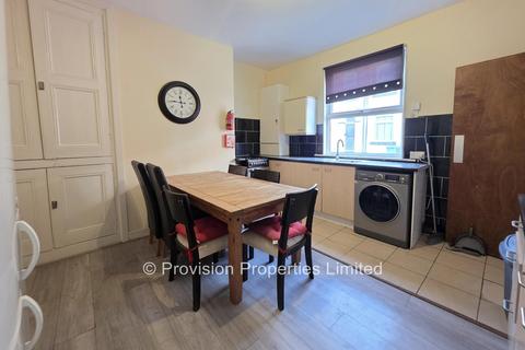 3 bedroom terraced house to rent, Branksome Place, Hyde Park LS6