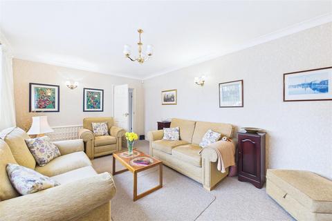 5 bedroom detached house for sale, Central Kenn Road location close to amenities