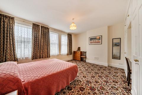 2 bedroom flat for sale, Tournay Road, London, SW6