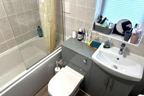 2 bedroom ground floor flat for sale, Blackmoor Court, Leeds