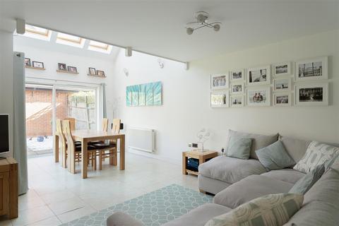 4 bedroom semi-detached house for sale, Holmesdale Avenue, Redhill