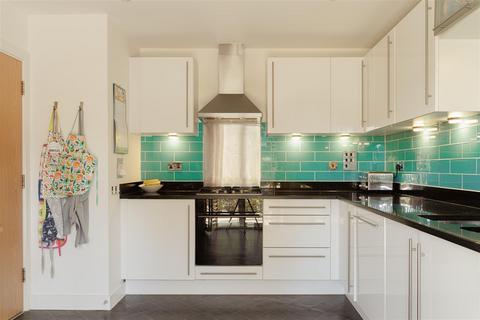 4 bedroom semi-detached house for sale, Holmesdale Avenue, Redhill