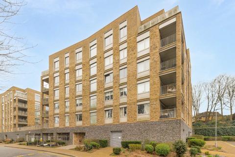 3 bedroom flat to rent, Medawar Drive, London NW7