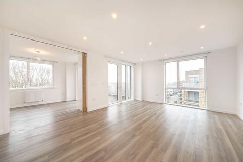 3 bedroom flat to rent, Medawar Drive, London NW7