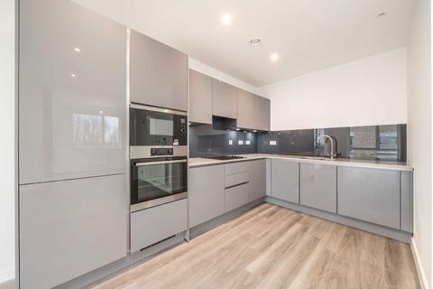 3 bedroom flat to rent, Medawar Drive, London NW7