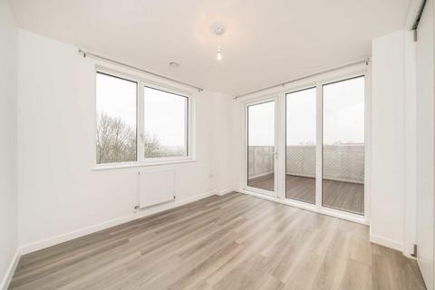 3 bedroom flat to rent, Medawar Drive, London NW7