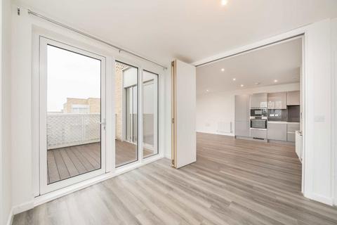 3 bedroom flat to rent, Medawar Drive, London NW7