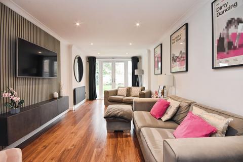 3 bedroom terraced house for sale, Meadgate Avenue, Great Baddow, Chelmsford