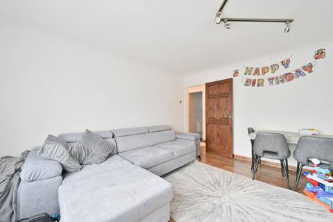 2 bedroom flat for sale, Forest Walk, Bushey, WD23